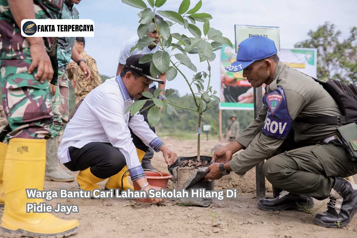 Warga Bantu Cari Lahan Sekolah Hilang Di Pidie Jaya